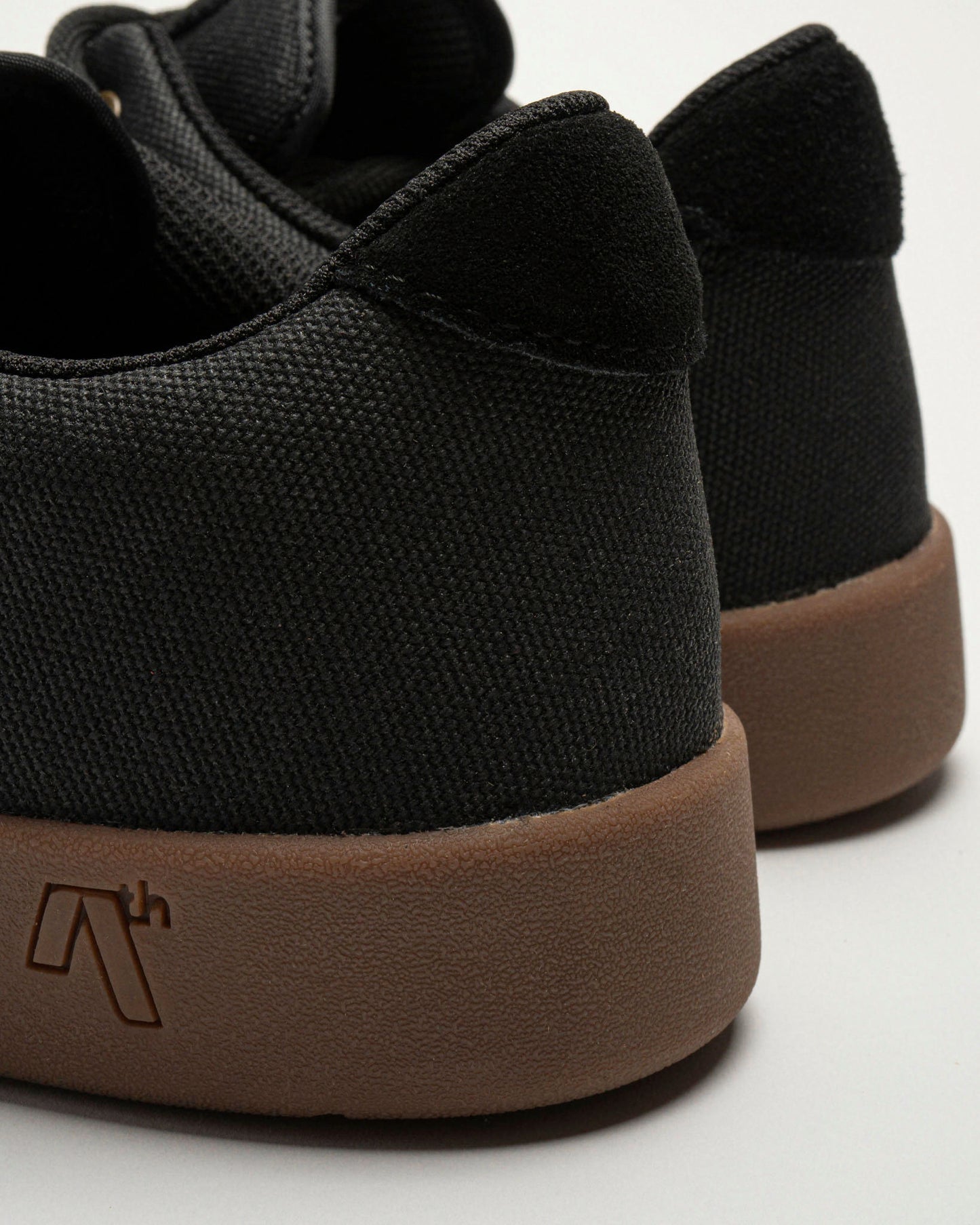 PLUG Black / Gum