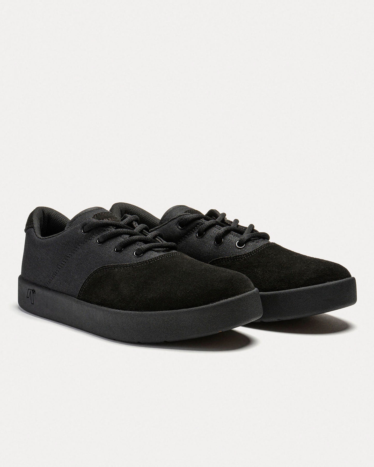 PLUG All Black
